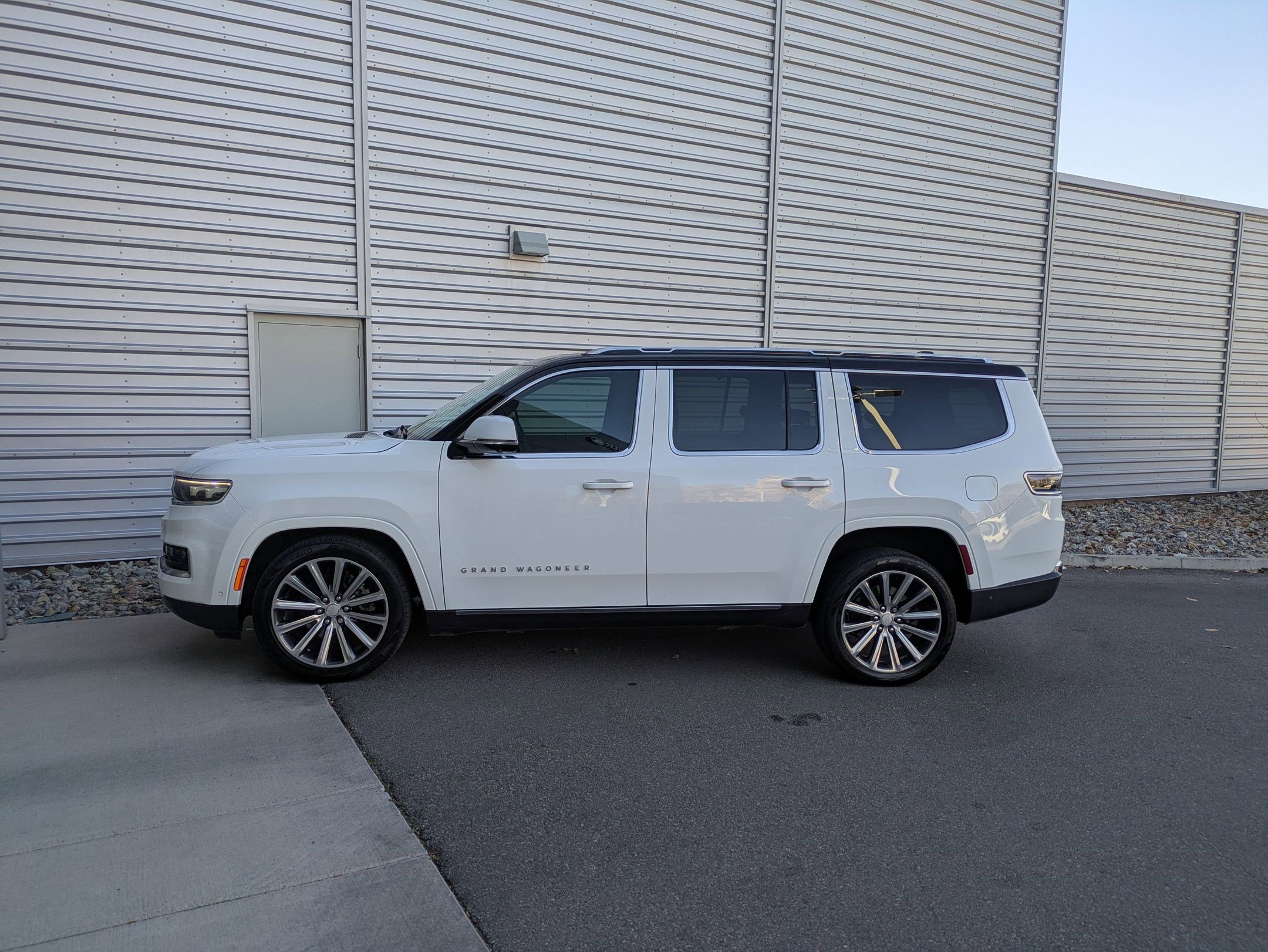 2022 Jeep Grand Wagoneer II photo 2