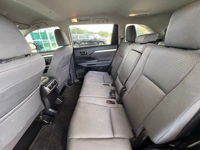 2019 Toyota Highlander LE photo 16