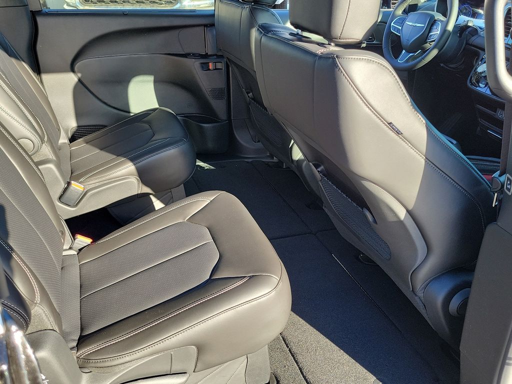 2025 Chrysler Voyager LX photo 9