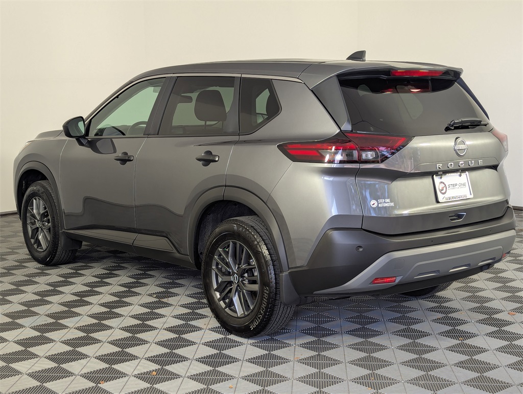 2022 Nissan Rogue S photo 2