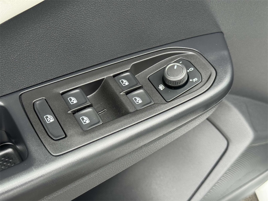 2025 Volkswagen Taos SE photo 23