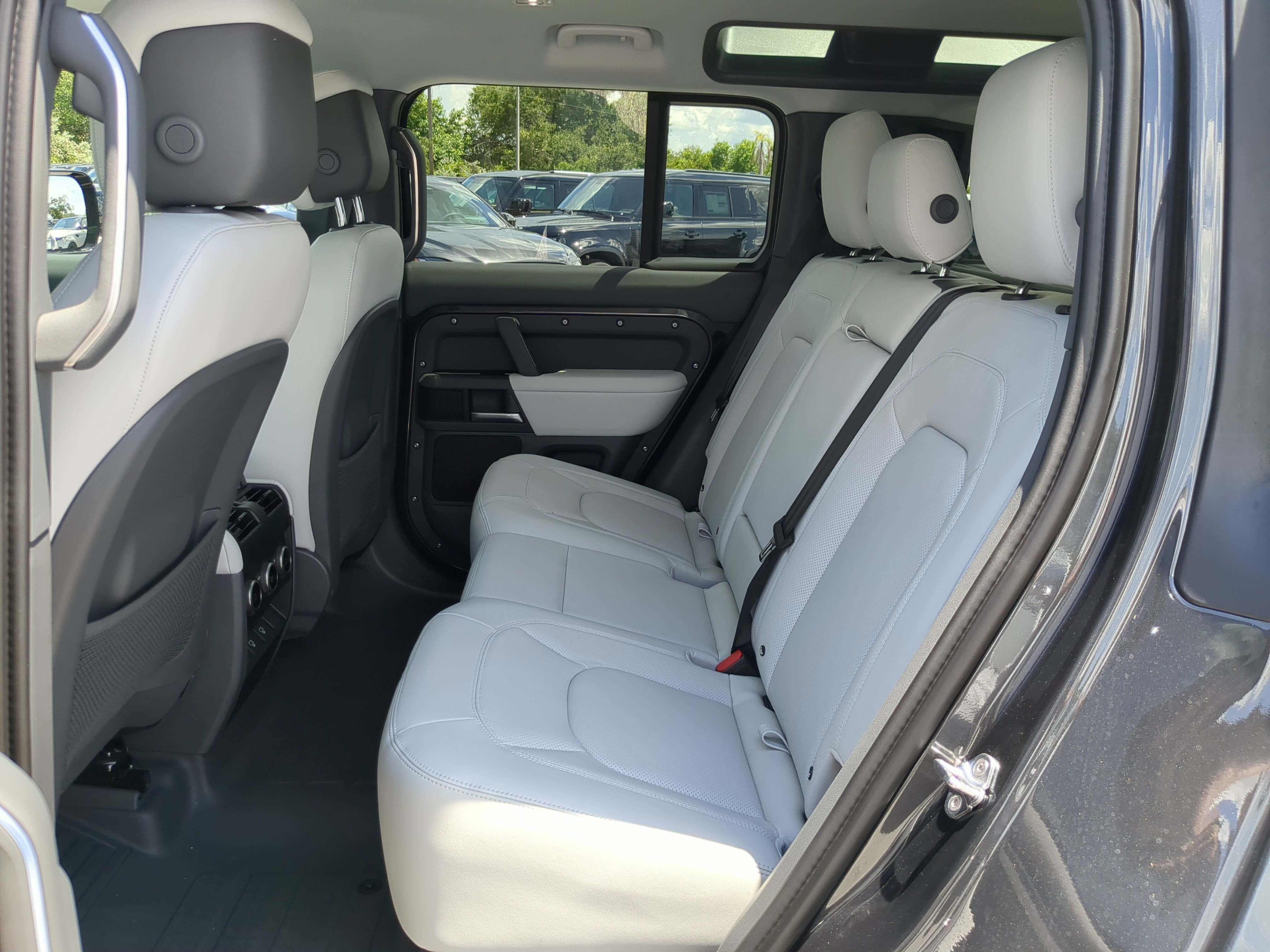 2025 Land Rover Defender 110 X-Dynamic SE photo 12