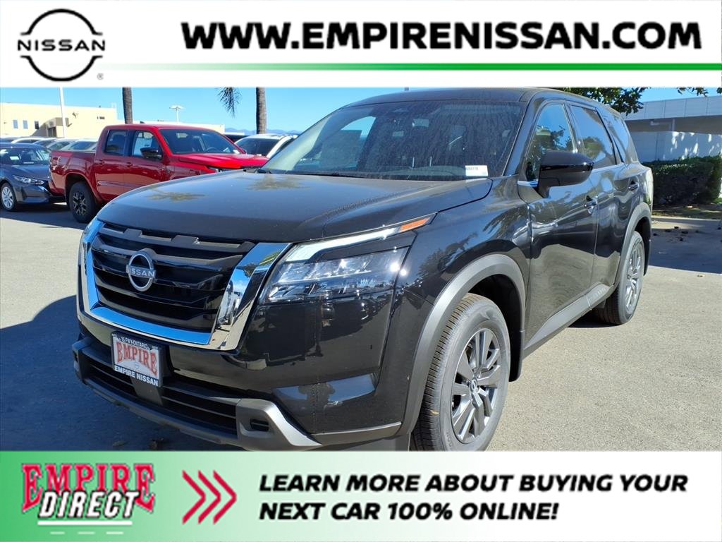 2025 Nissan Pathfinder S's photo