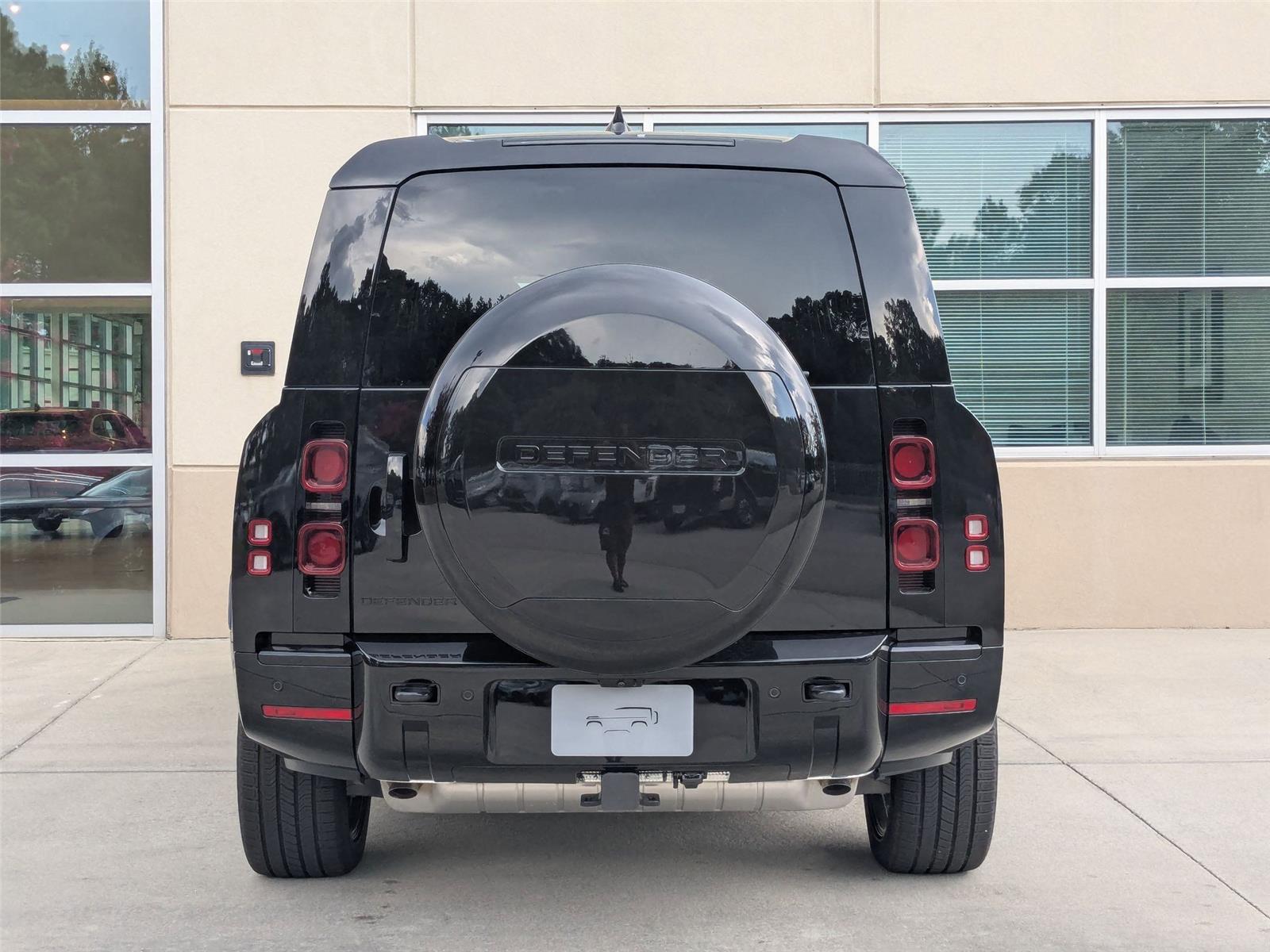 2025 Land Rover Defender 130 X-Dynamic SE photo 3