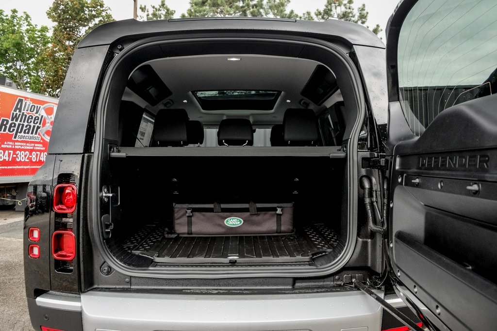2025 Land Rover Defender 110 S photo 9