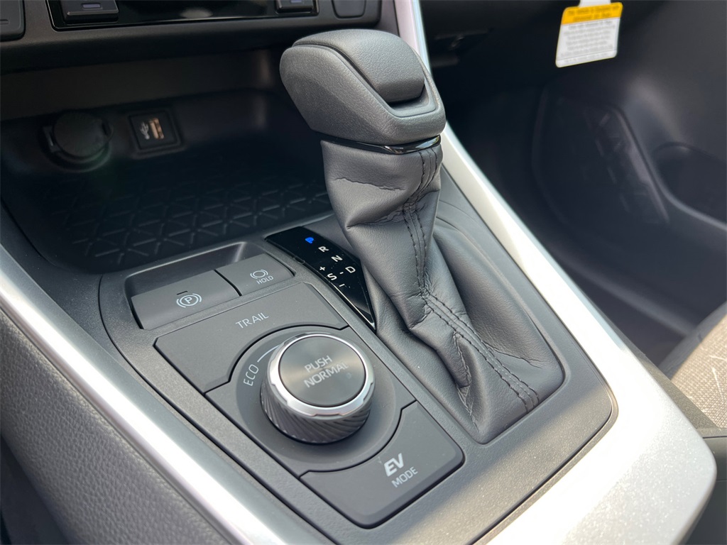 2025 Toyota RAV4 Hybrid XLE photo 31