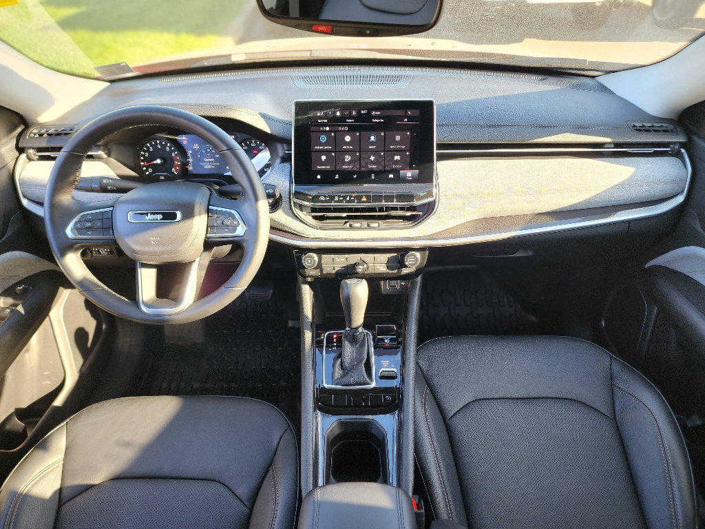 2022 Jeep Compass Latitude Lux photo 2