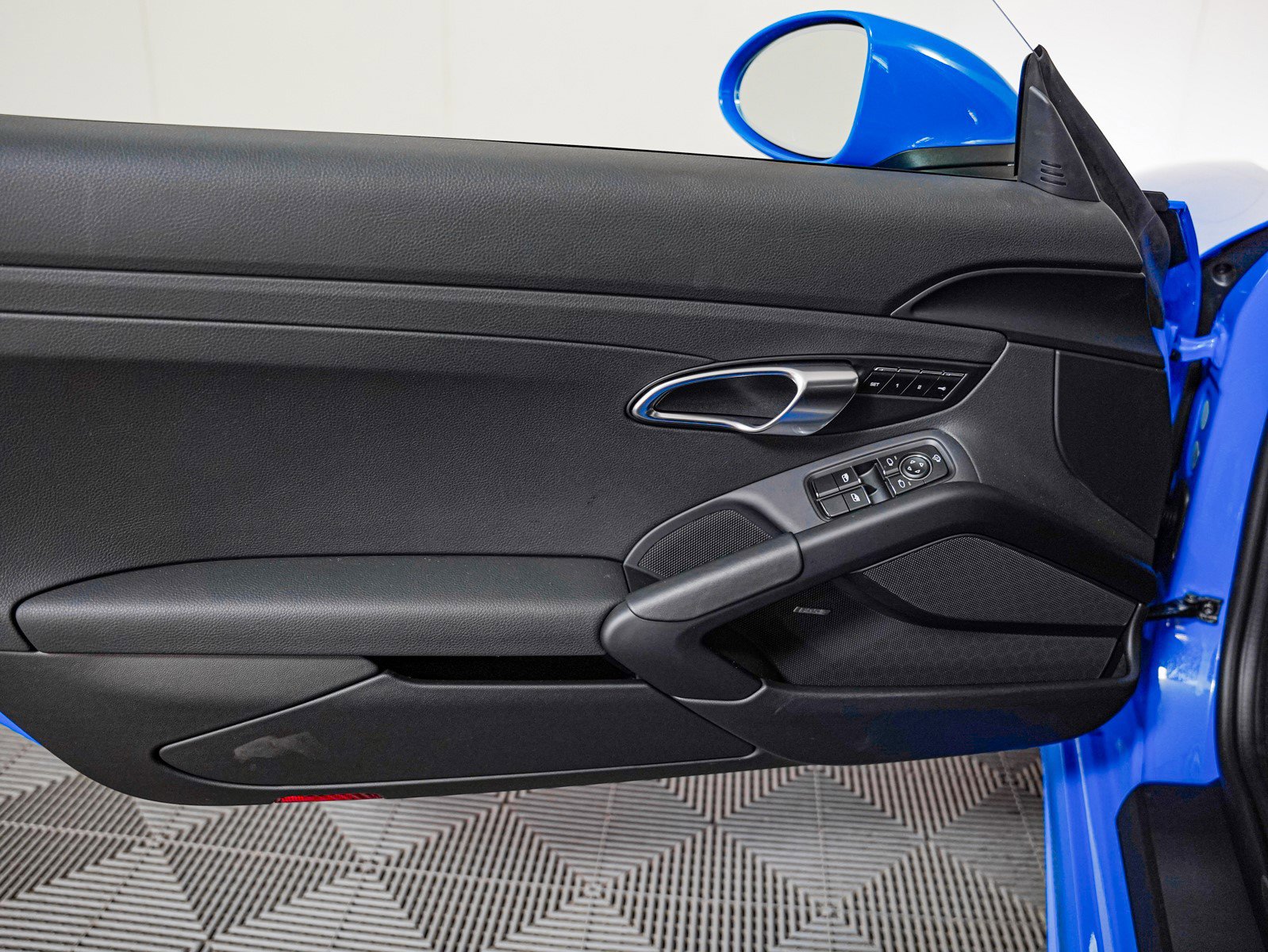 2025 Porsche Cayman photo 25