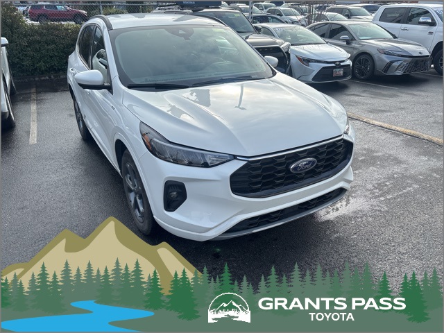 2023 Ford Escape ST-Line Select's photo