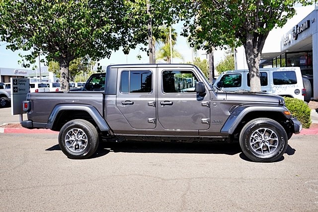 New 2025 Granite Crystal Metallic Clear-Coat Exterior Paint Jeep Sport S image 7