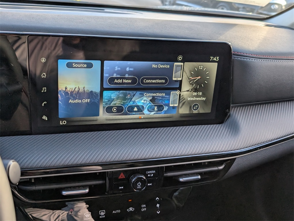 2025 Nissan Kicks SR photo 11