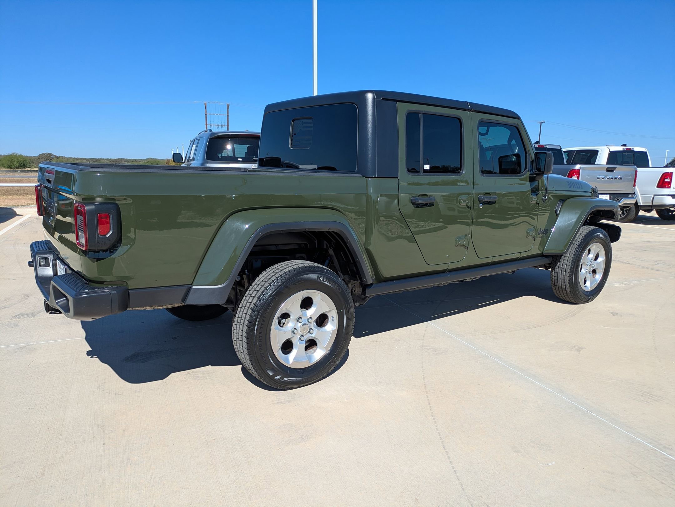 2021 Jeep Gladiator Sport photo 2