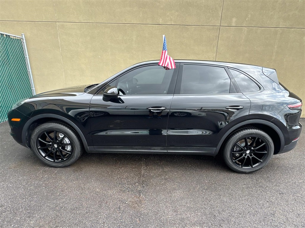 2021 Porsche Cayenne photo 2