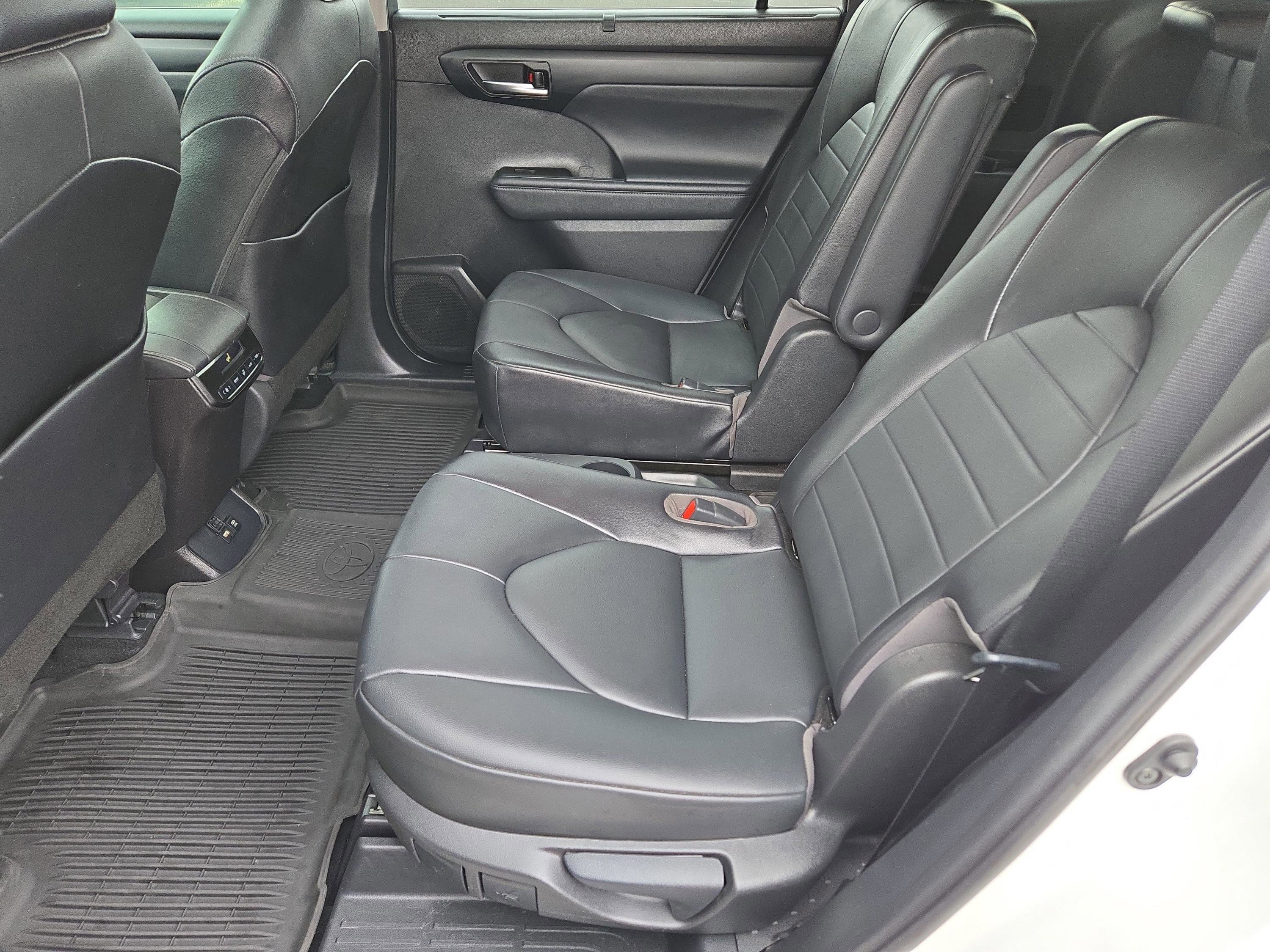 2021 Toyota Highlander XLE photo 16