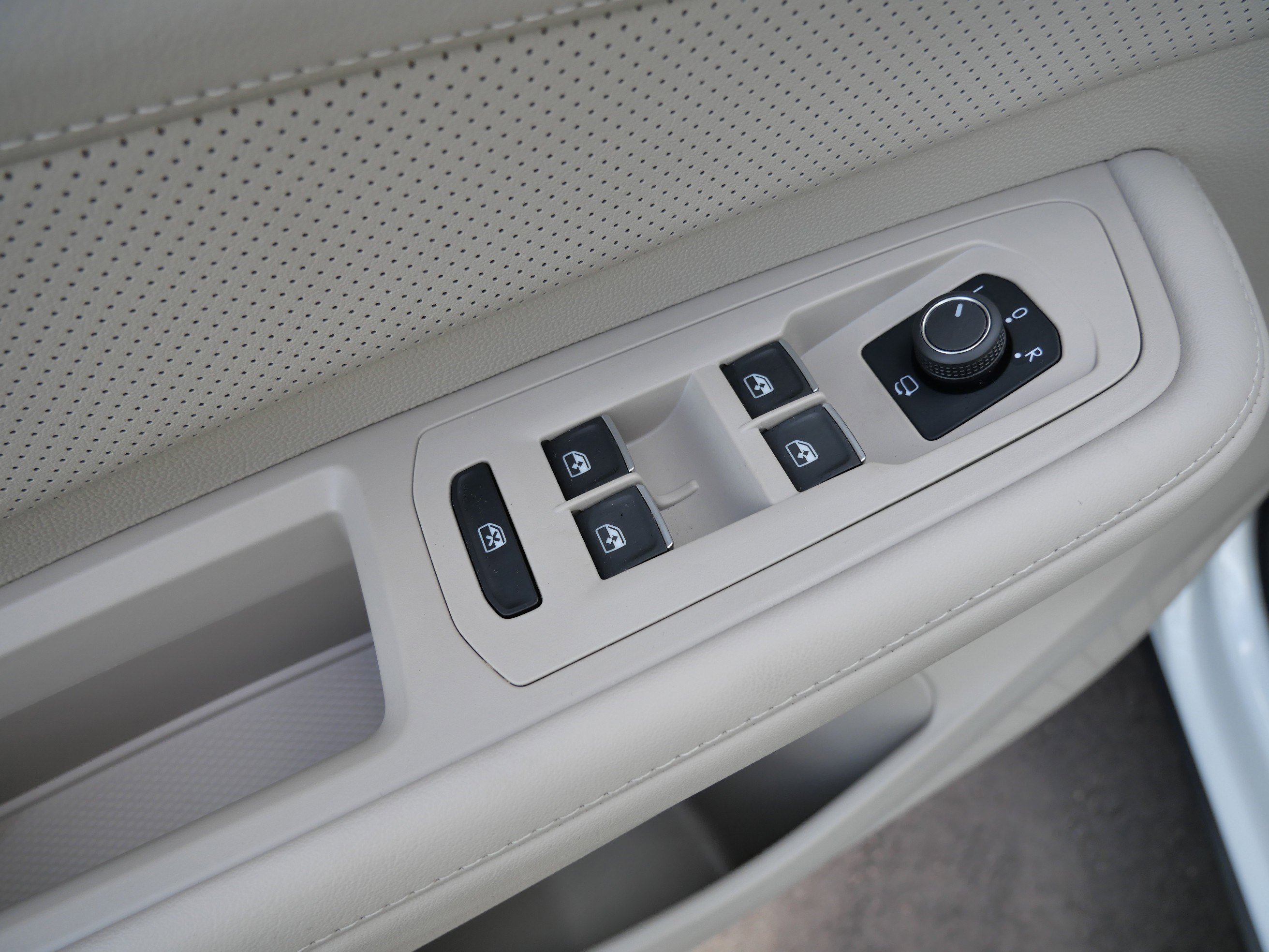 2024 Volkswagen Atlas SEL Premium R-Line photo 19