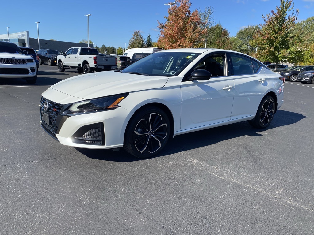 2023 Nissan Altima 2.5 SR photo 7