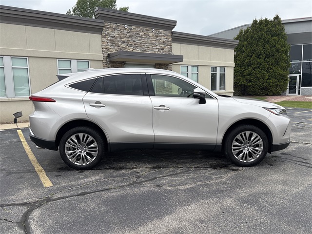 2022 Toyota Venza XLE photo 3