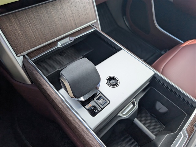 2025 Land Rover Range Rover SE photo 8