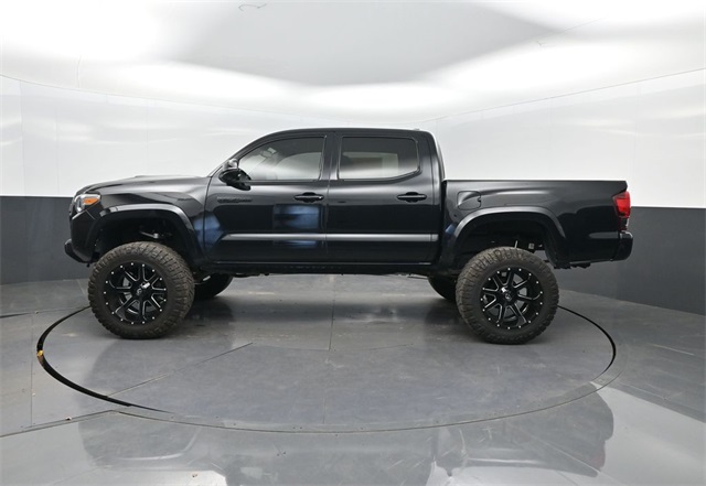 2018 Toyota Tacoma TRD Sport photo 2