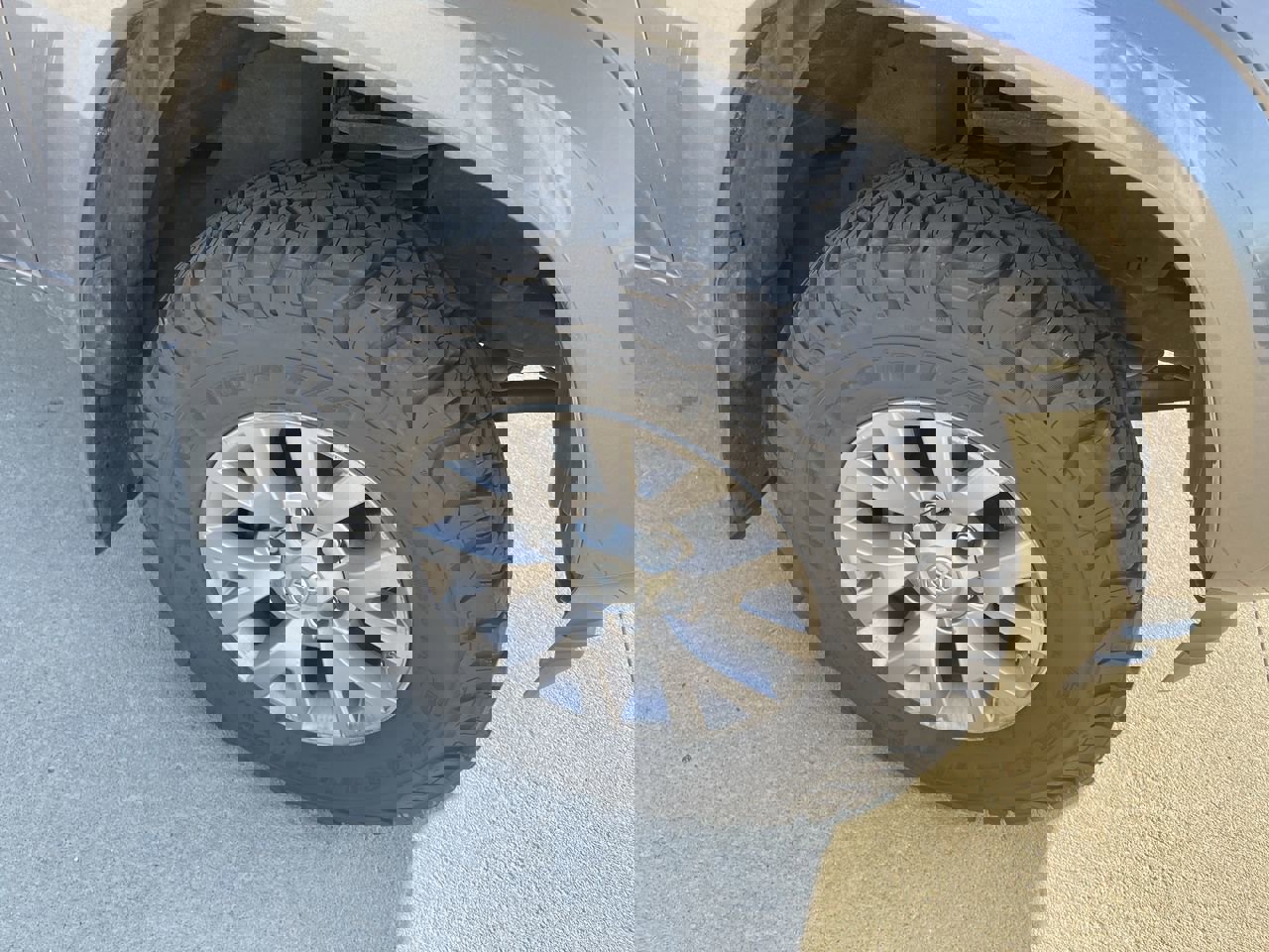 Used 2018 Toyota Tacoma SR5 with VIN 5TFSZ5AN6JX123915 for sale in Kansas City