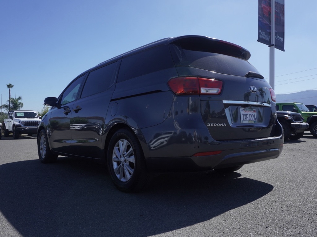 2017 Kia Sedona LX photo 5