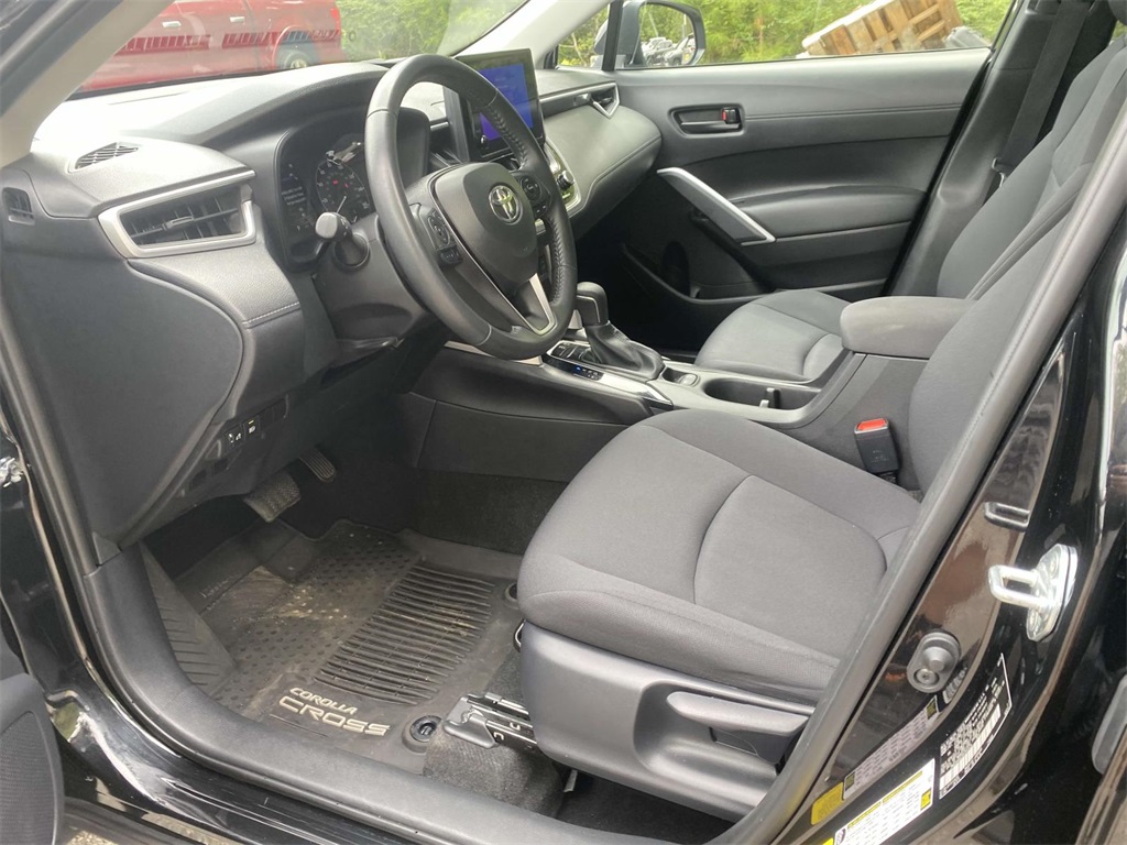 2024 Toyota Corolla Cross LE photo 12