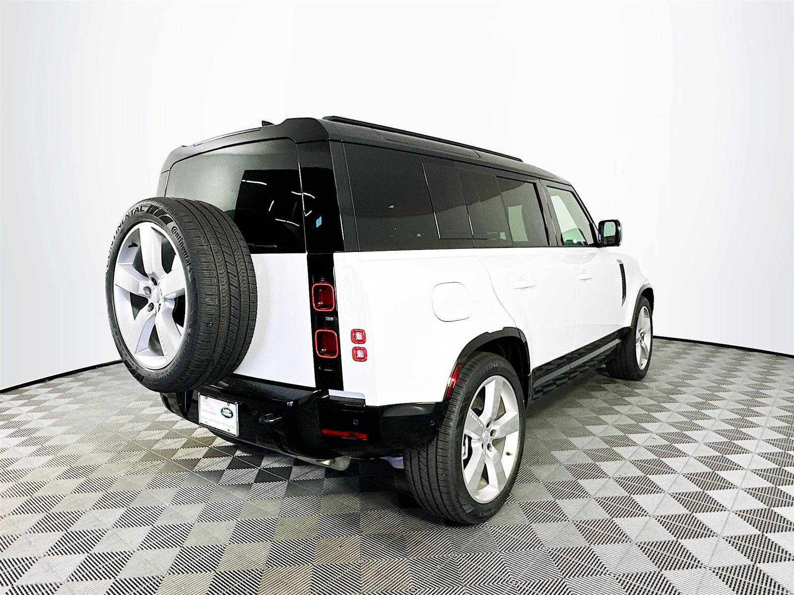 2025 Land Rover Defender 110 X SE photo 2