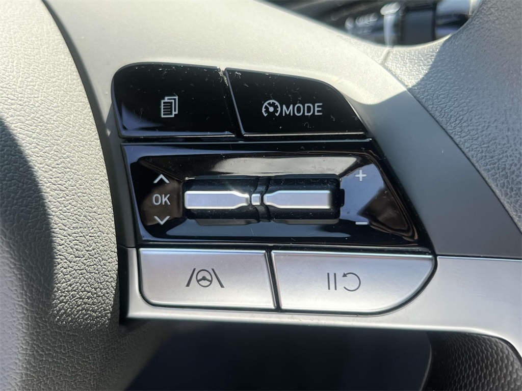 2023 Hyundai Elantra SEL photo 19