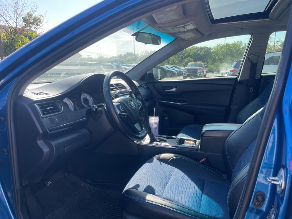 2016 Toyota Camry SE photo 7