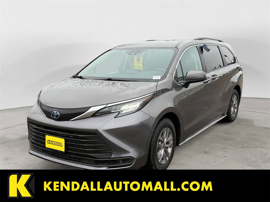 2023 Toyota Sienna LE's photo