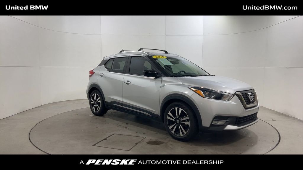2019 Nissan Kicks SR photo 2
