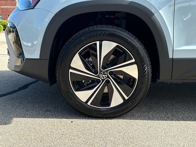 2025 Volkswagen Taos SE photo 3