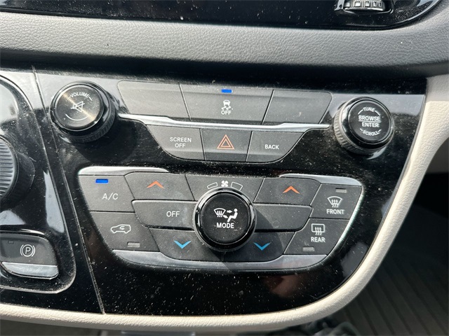 2017 Chrysler Pacifica LX photo 39