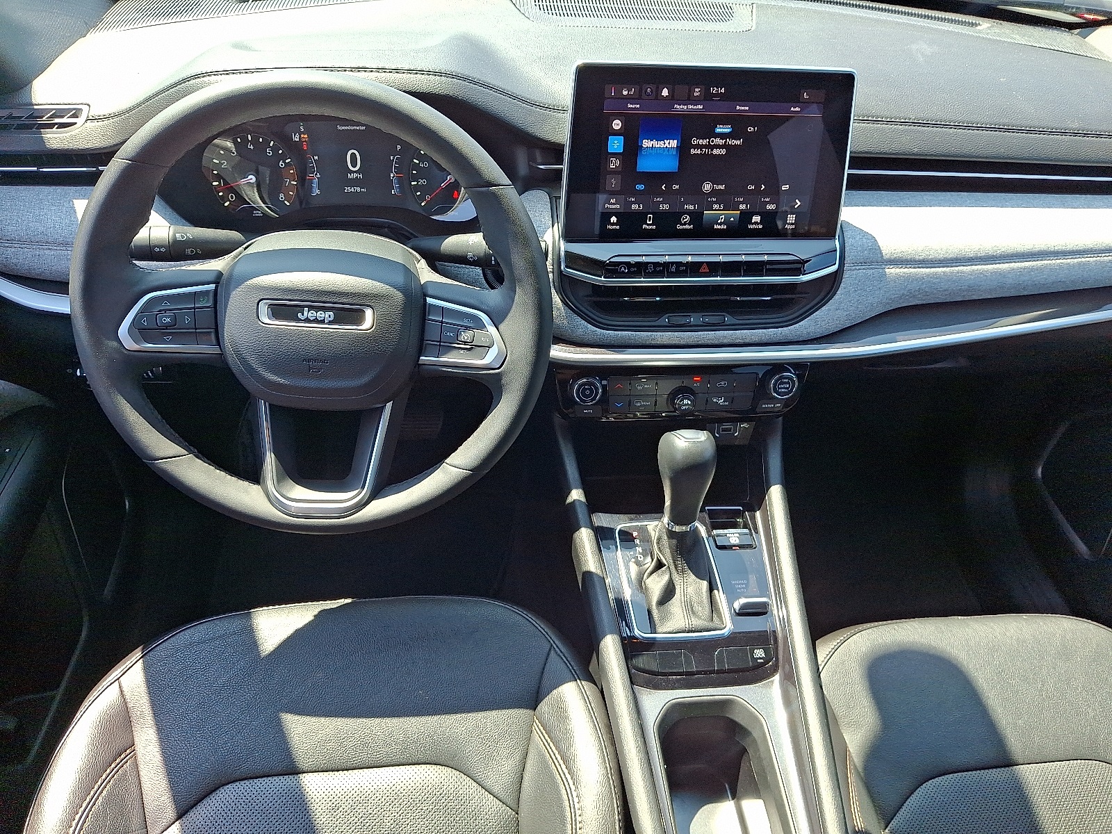 2023 Jeep Compass Latitude Lux photo 11