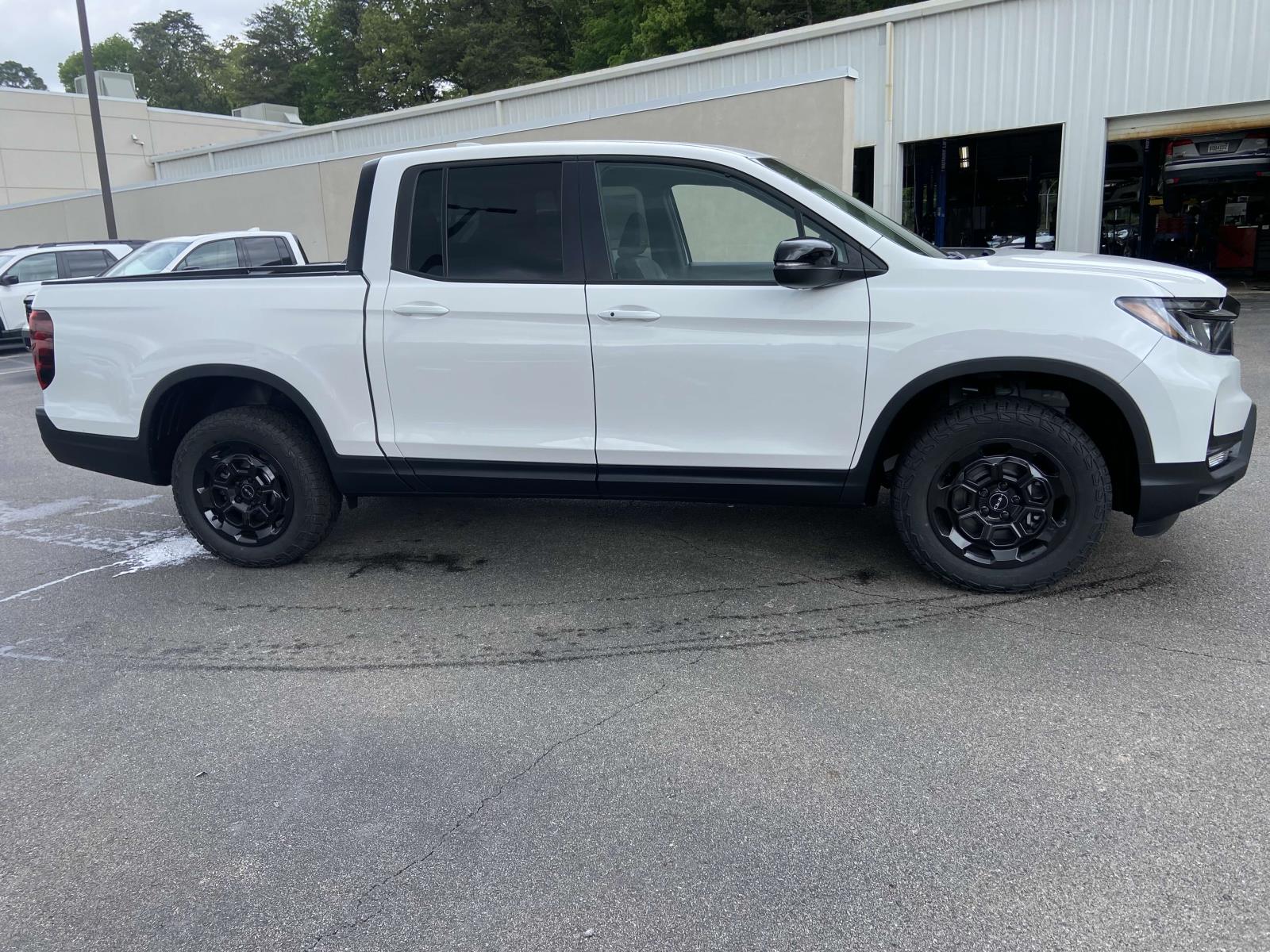 2025 Honda Ridgeline TrailSport photo 2