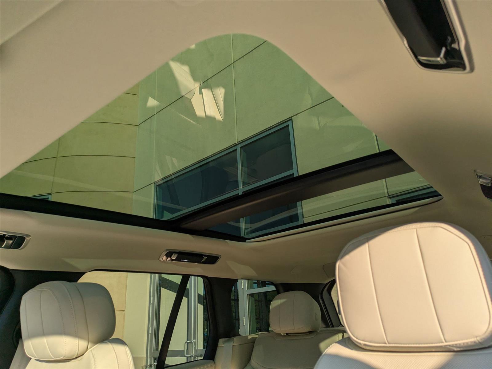 2025 Land Rover Range Rover SE photo 21