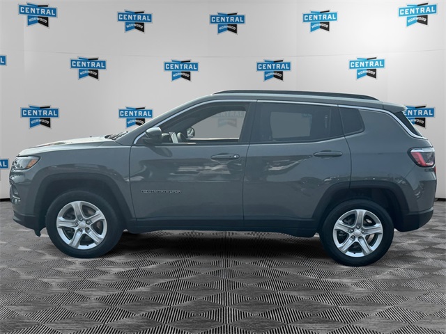 2023 Jeep Compass Latitude photo 2