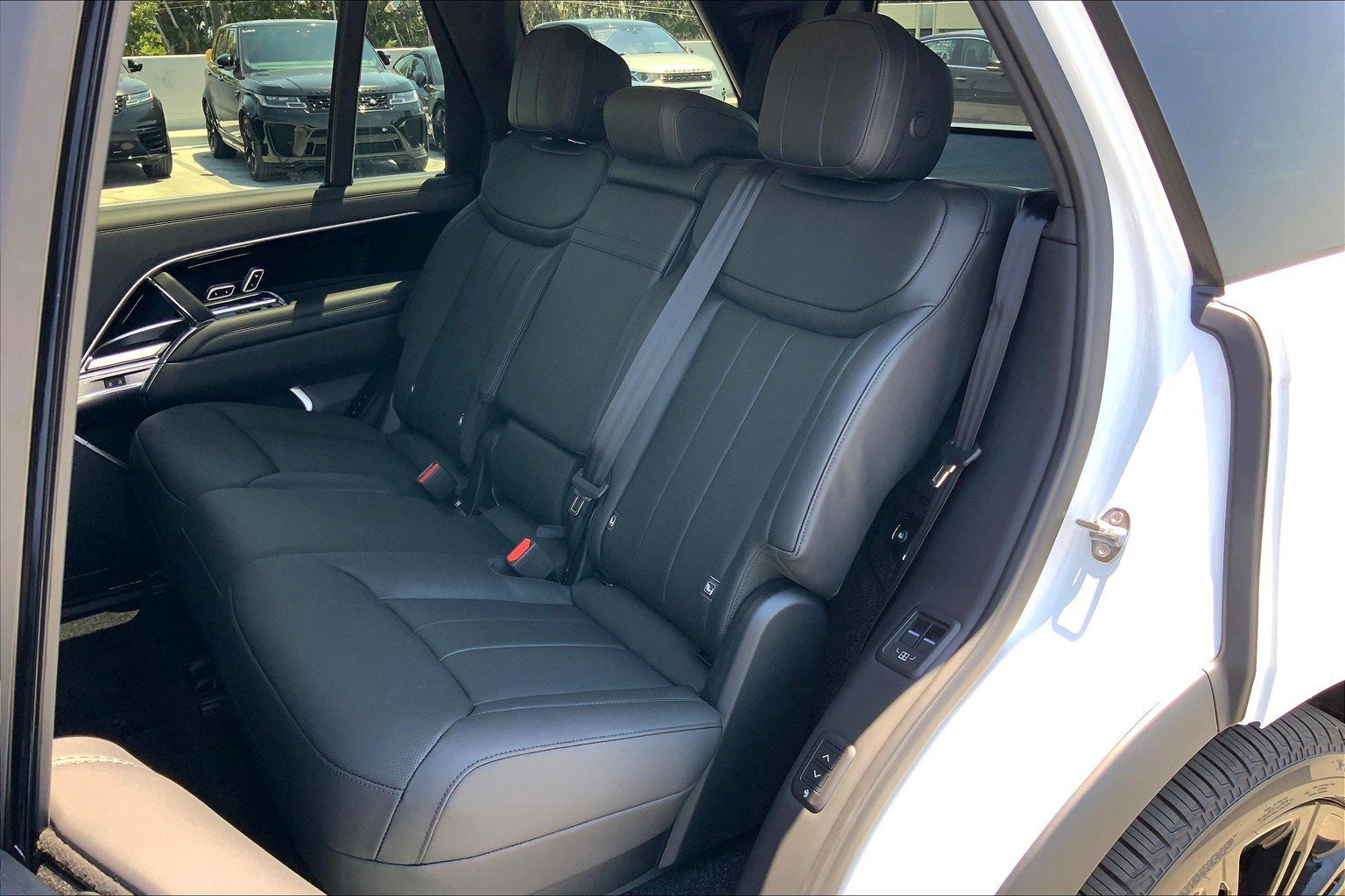 2025 Land Rover Range Rover SE photo 13
