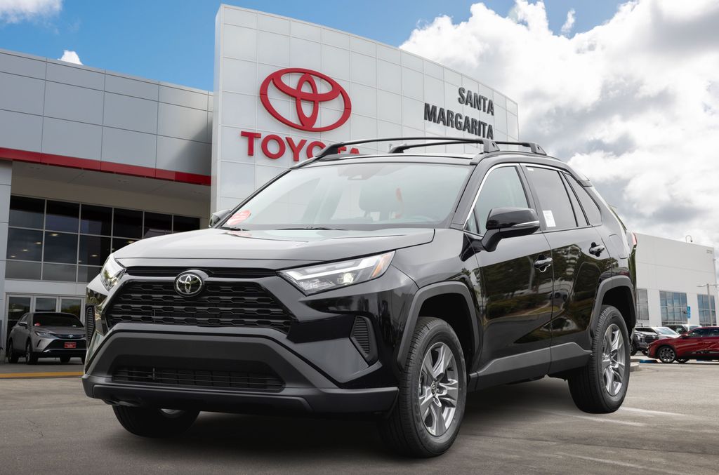 2025 Toyota RAV4 XLE's photo