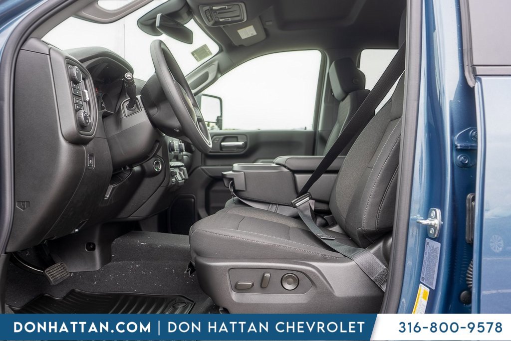 2025 Chevrolet Silverado 2500HD Custom photo 3