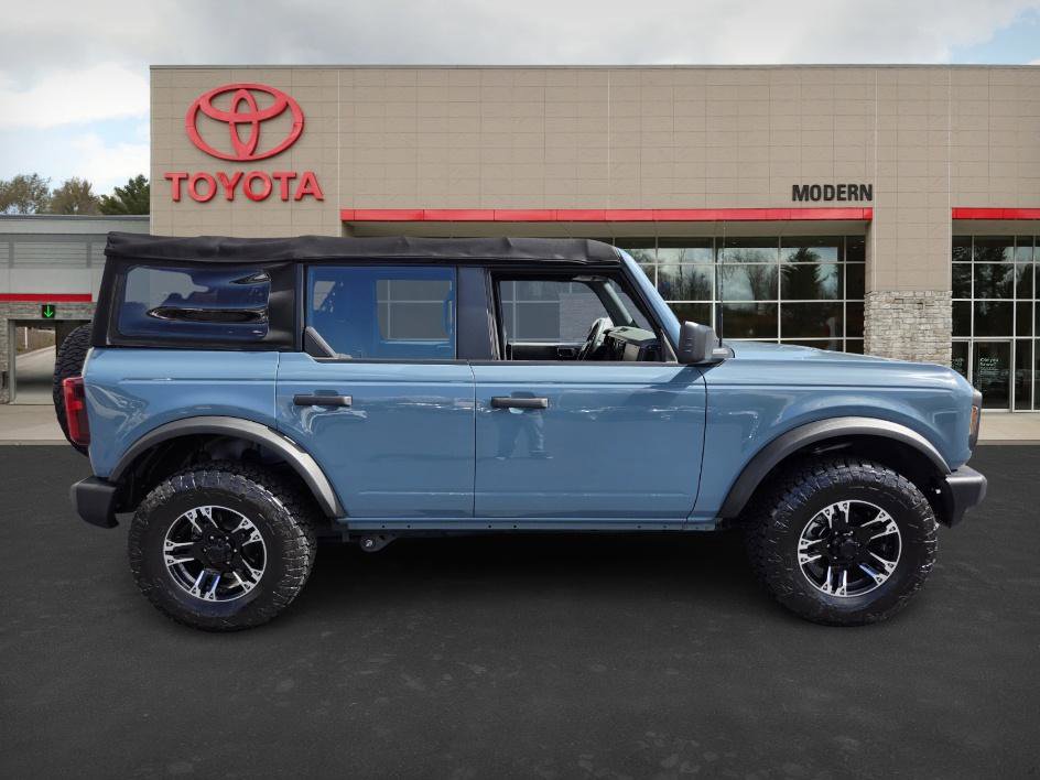 2022 Ford Bronco Base photo 3