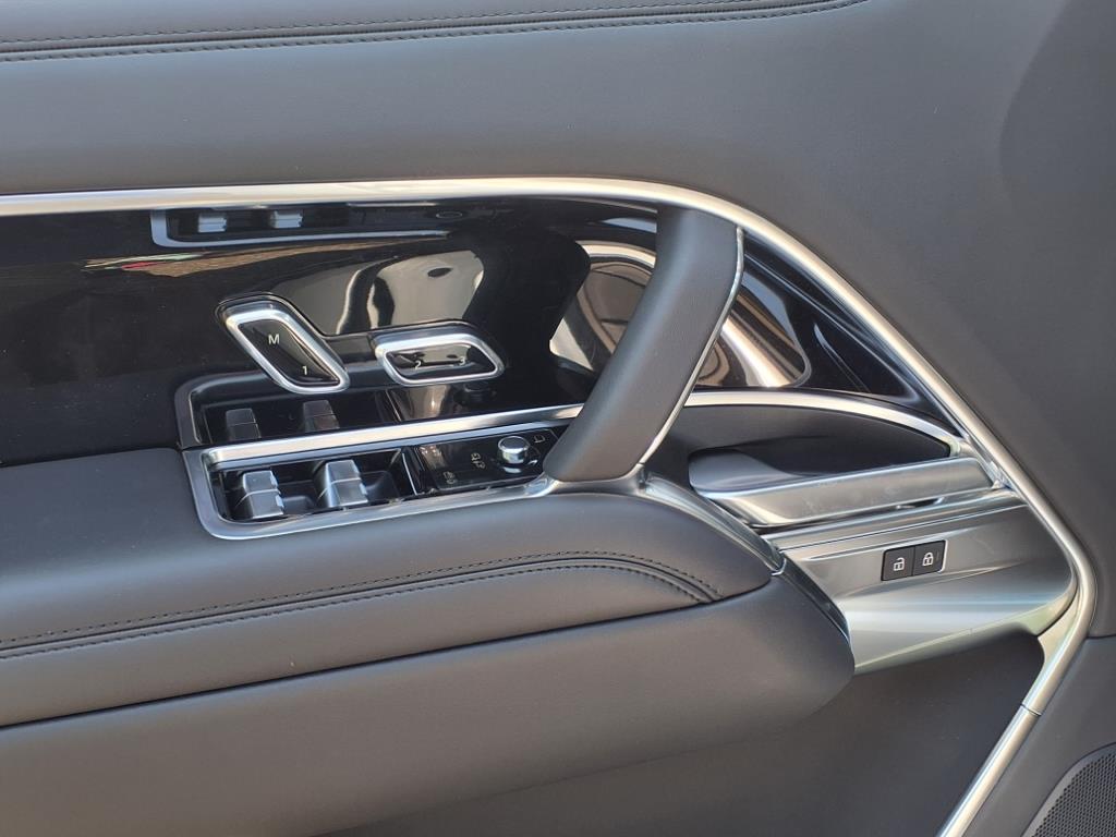 2025 Land Rover Range Rover SE photo 8