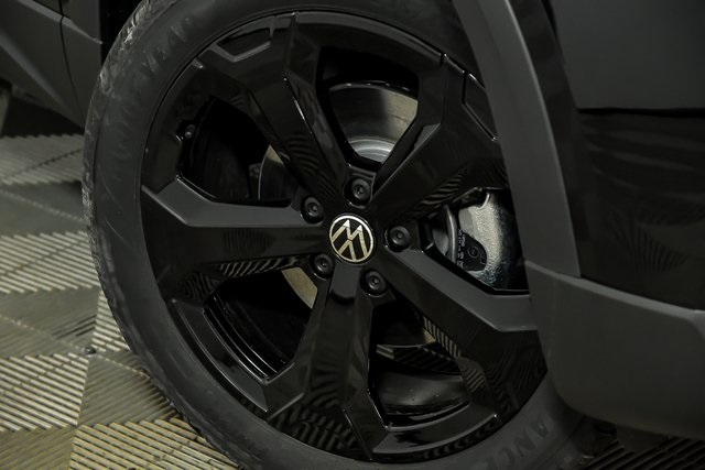 2025 Volkswagen Taos SE photo 2