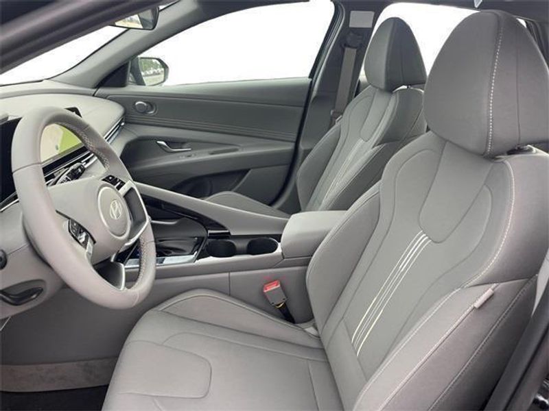 2024 Hyundai Elantra SEL Convenience photo 8