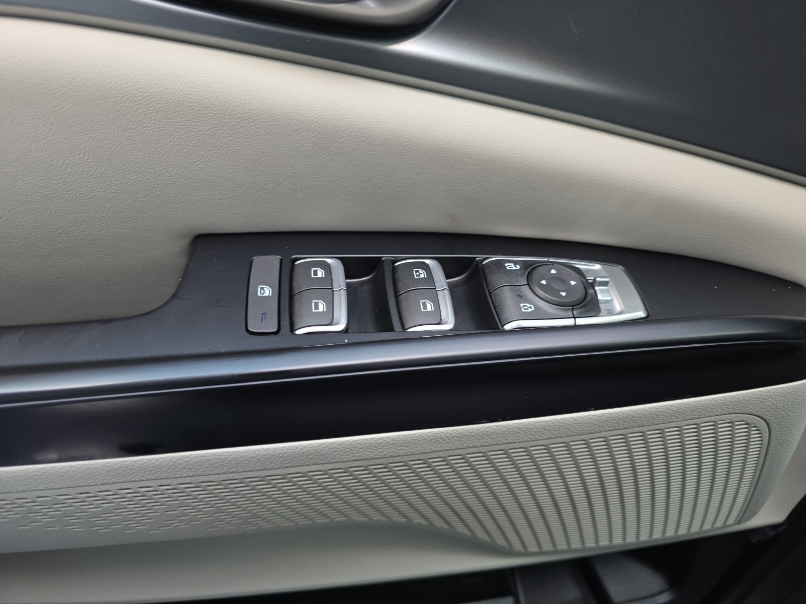 2024 Kia Carnival LX photo 8