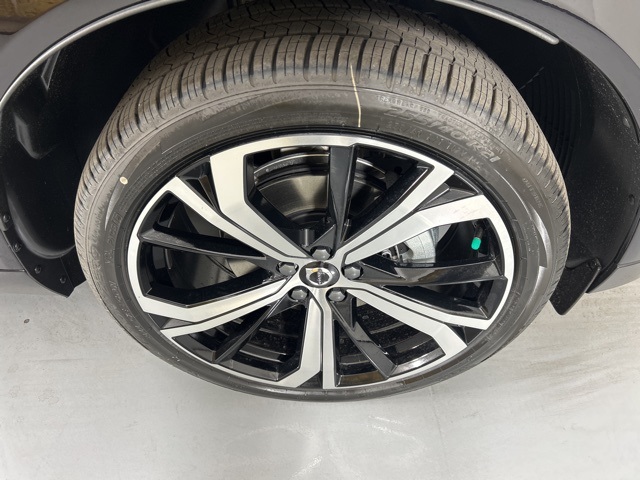 2025 Volvo XC60 B5 photo 10