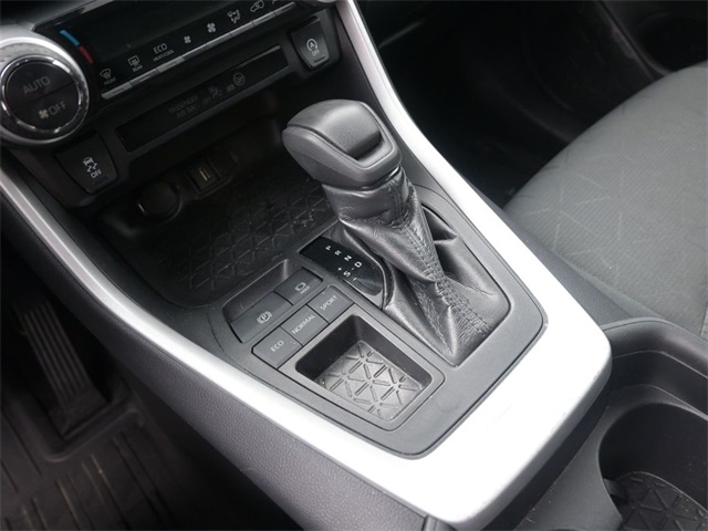 2020 Toyota RAV4 XLE photo 27
