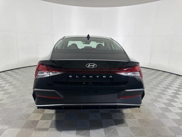2025 Hyundai Elantra SE photo 5