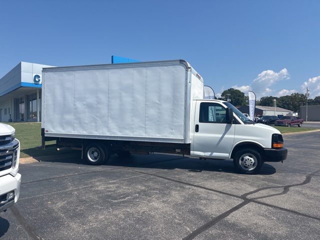 2008 Chevrolet Express Cutaway 3500 Base photo 2