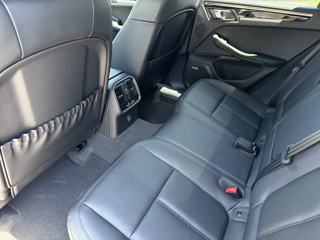 2025 Porsche Macan S photo 27